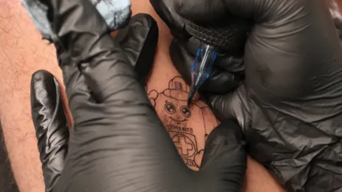 Los fanáticos de Cruz Azul hacen fila para tatuarse a Costalito.