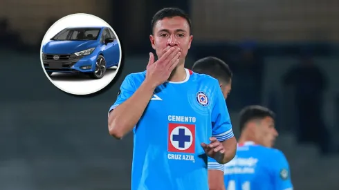 El mediocampista luce muy a gusto con su carro de lujo.