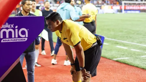 Jorge Camacho, el juez central del partido, está recibiendo críticas desde todos los sectores por expulsar al jugador de Cruz Azul.