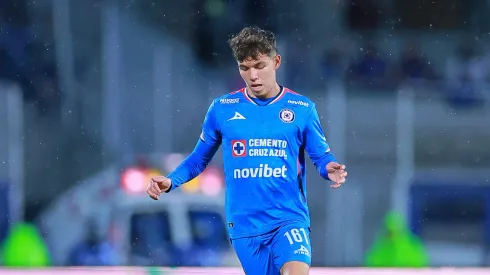 El defensor mexicano fue expulsado al minuto 5' contra los Xolos de Tijuana por una acción que el juez consideró como violenta.