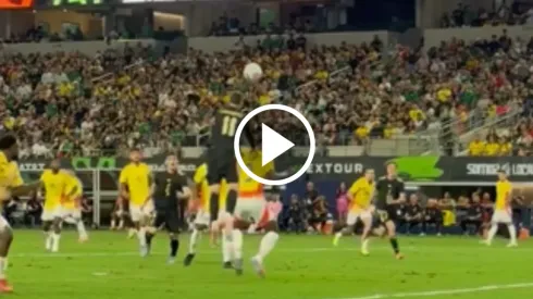 El canterano de Cruz Azul no tuvo su mejor noche y volvió a quedar expuesto ante la crítica. Tuvo una de las más claras para México.