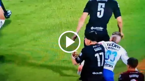 El joven futbolista cementero se quedó en el césped tras un codazo durísimo del defensor español. El árbitro no lo expulsó.