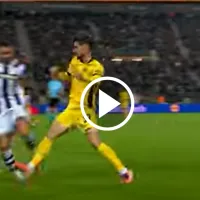 Entrada salvaje sobre Giakoumakis que hizo temer lo peor