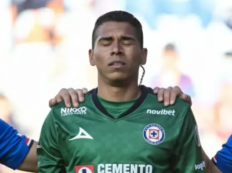 Jugadores de Cruz Azul consuelan a Kevin Mier tras la lesión