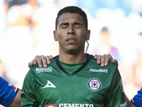 Jugadores de Cruz Azul consuelan a Kevin Mier tras la lesión