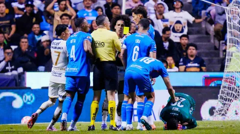 El Curro Hernández solo amonestó a Carrasquilla, incluso tras un llamado del VAR.