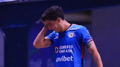 PUEBLA, MEXICO – NOVEMBER 08: Lorenzo Faravelli of Cruz Azul leaves the pitch after a red card during the 17th round match between Cruz Azul and Pumas UNAM as part of the Torneo Apertura 2025 Liga MX at Estadio Cuauhtemoc on November 08, 2025 in Puebla, Mexico. (Photo by Manuel Velasquez/Getty Images)