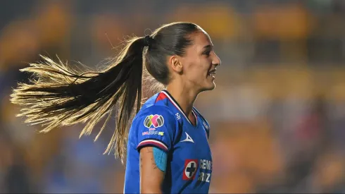 La futbolista uruguaya vio dos tarjetas amarillas en apenas cinco minutos en una decisión polémica de la jueza central.