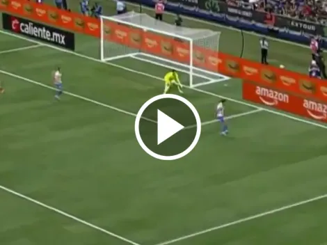 Orbelin Pineda tiró de astucia y engaña al árbitro