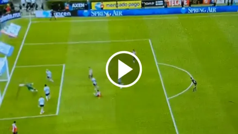 El portero de Cruz Azul realizó una gran atajada que salvó a los cementeros de verse por debajo en el marcador.