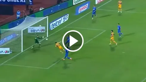 Andrés Gudiño se lució con una tapada fundamental en el inicio del Cruz Azul vs. Tigres.