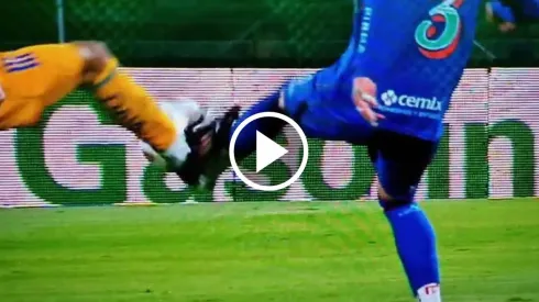 Dura entrada en el Tigres vs. Cruz Azul por Liguilla.