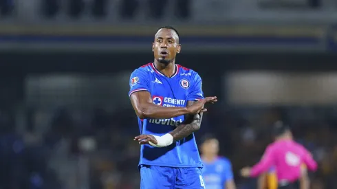Ciudad de México, 3 de diciembre de 2025. Willer Ditta en reclamo, durante el partido correspondiente a la ida de las Semifinales del torneo Apertura 2025 de la Liga BBVA MX, entre la Máquina Celeste del Cruz Azul y los Tigres de la UANL, realizado en el estadio Olímpico Universitario. Foto: Imago7 / Manlio Contreras