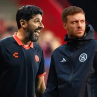 Mientras Anselmi abandonó a Cruz Azul, Sebastián Abreu da una lección de grandeza en Tijuana