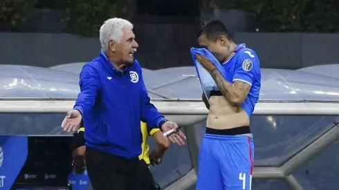 Ciudad de México, 29 de abril de 2023. Ricardo Ferretti "Tuca", Director Técnico y Julio César Domínguez "Cata", durante el partido de la jornada 17 del torneo Clausura 2023 de la Liga BBVA MX, entre la Máquina Celeste del Cruz Azul y los Guerreros de Santos Laguna, celebrado en el estadio Azteca. Foto: Imago7/ Rafael Vadillo