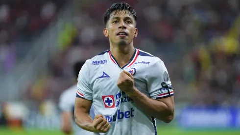 El ex delantero de Cruz Azul ya fue presentado con Chivas de Guadalajara este jueves 18 de diciembre.