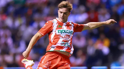 El mediocampista de Necaxa continúa en el radar cementero.