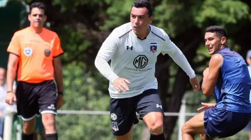 Esteban Paredes elude a un rival en el amistoso ante Real Pilar.