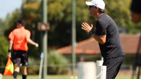 Mario Salas da instrucciones en el amistoso ante Real Pilar.