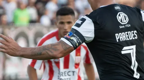 La jineta lleva los escudos de Colo Colo y Estudiantes de La Plata