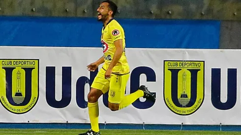 Ronald de la fuente anotando un gol.