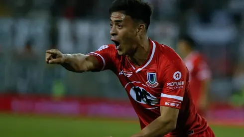 Brian Fernández celebra un gol ante Colo Colo.