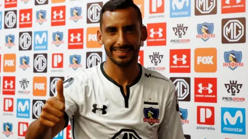 Ronald de la Fuente con la camiseta de Colo Colo.