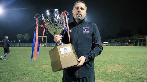 Manuel Crespo con la copa del torneo Sub 19 que ganó con Colo Colo.