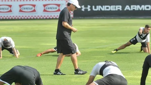 Mario Salas dirige los entrenamientos de Colo Colo