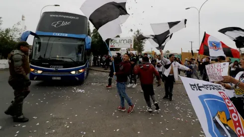 El bus de Colo Colo terminó con vidrios rotos y sin lesionados