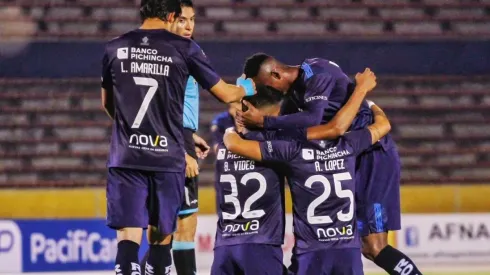 Católica goleó a Fuerza Amarilla y espera a Colo Colo en abril.