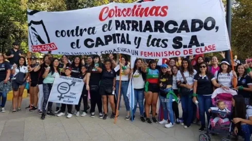Hinchas de Colo Colo dijeron presente en el Día Internacional de la Mujer
