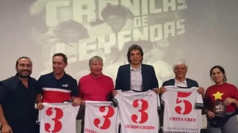 Destacados ex jugadores de diferentes épocas acudieron al lanzamiento.