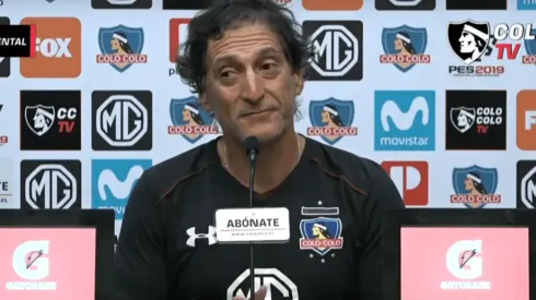 Mario Salas haciendo la pregunta a la prensa.