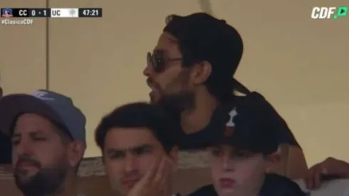 Valdivia mirando el partido de Colo Colo.