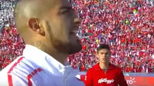 Gabriel Suazo entona el himno junto a Arturo Vidal en la final de la Copa América.