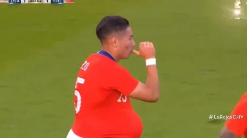 Torta Opazo celebrando su primer gol con la Roja.