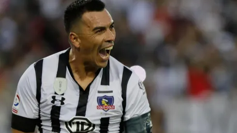 Paredes luciendo la camiseta rayada.