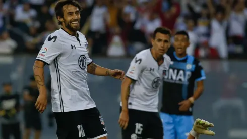 Mouche observa a Valdivia durante el partido con Deportes Iquique.