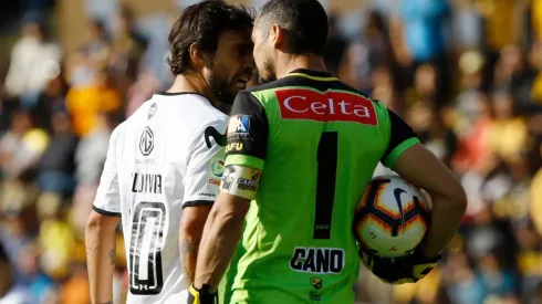 Jorge Valdivia en un entrevero con Matías Cano.