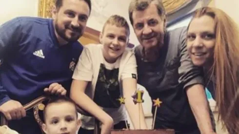 Mirko Jozic celebrando con su familia