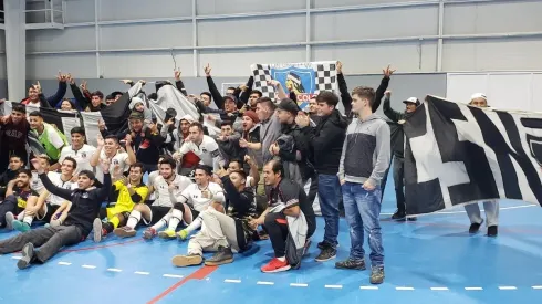Los jugadores de futsal celebrando junto a los hinchas que llegaron a Quilicura