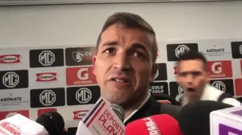 Mouche pasa por detrás de Costa y lo agarra para el leseo.