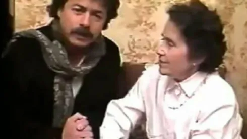 Carlos Caszely junto a su madre, torturada en dictadura, en la franja del No.