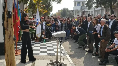 Andrea Hernández tocando con su violín el himno de Colo Colo