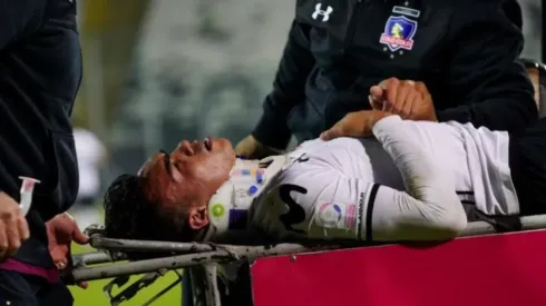 Gabriel Suazo celebró gol de Colo Colo en la camilla de la ambulancia