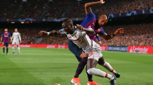 Arturo Vidal ante Sadio Mané. El King no dejó respirar a nadie.