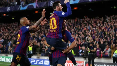 Arturo Vidal celebra con Luis Suárez y Lionel Messi.