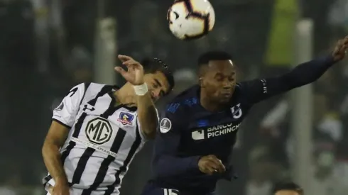 Julio Barroso disputando un balón en la Sudamericana.