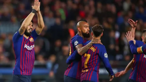 Vidal se abraza con sus compañeros.